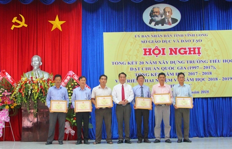 Phó Chủ tịch UBND tỉnh- Lữ Quang Ngời trao bằng khen của UBND tỉnh cho các tập thể, cá nhân xuất sắc.