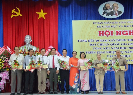 Phó Chủ tịch UBND tỉnh- Lữ Quang Ngời và Giám đốc Sở GD- ĐT ghi ân các cá nhân có thành tích xuất sắc trong công tác xây dựng trường chuẩn quốc gia bậc tiểu học, giai đoạn 1997- 2017.