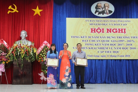 Giám đốc Sở GD- ĐT Nguyễn Thị Quyên Thanh trao bằng khen của Bộ GD- ĐT cho các tập thể xuất sắc.