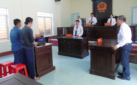 Nguyễn Thanh Điền và Nguyễn Bảo Duy nghe quyết định xử phạt của HĐXX.