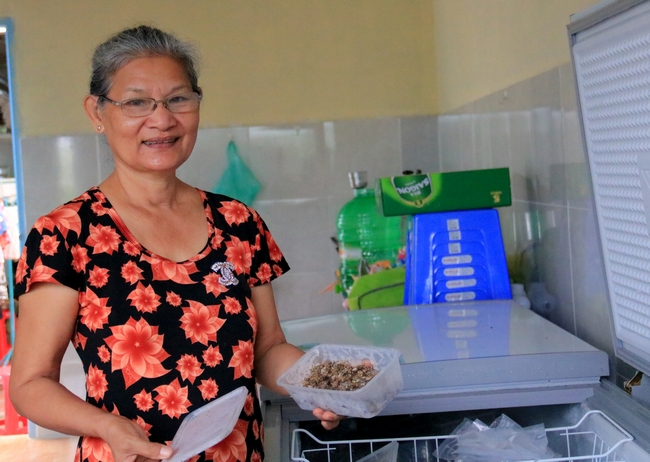 Hiện tại, ngoài bán dế cho các vựa kinh doanh chim cảnh, cô Hoa còn bán dế chế biến đông cho các quán ăn, nhà hàng trong tỉnh và các tỉnh lân cận.