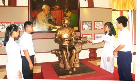  Các bạn học sinh tham quan phòng trưng bày và triển lãm sách về GS.VS Trần Đại Nghĩa.
