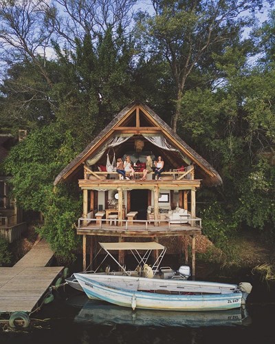 Ngôi nhà trên cây ở Tongabezi, Zambia. Ngồi ở đây có thể phóng tầm mắt ra khung cảnh thiên nhiên tươi đẹp xung quanh và câu cá rô dưới nước.