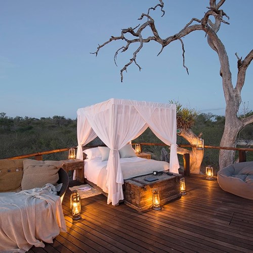 Nhà cây tại Lion Sands, Nam Phi. Những phòng ngủ ngoài trời mang đến trải nghiệm âm thanh đầy đủ giữa rừng Nam Phi. Từ sự thoải mái của căn phòng sang trọng, bạn có thể sẽ nghe thấy bản giao hưởng của linh cẩu, sư tử gầm gừ, hà mã khịt mũi...