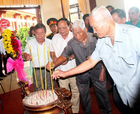 Các đồng chí nguyên lãnh đạo tỉnh Vĩnh Long dâng hương nhân kỷ niệm 105 năm ngày sinh cố GS.VS Trần Đại nghĩa.