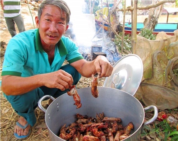 Ông Hà Thanh Phương là một trong những người có nhiều kinh nghiệm trong việc làm món chuột nướng thùng ở miền Tây