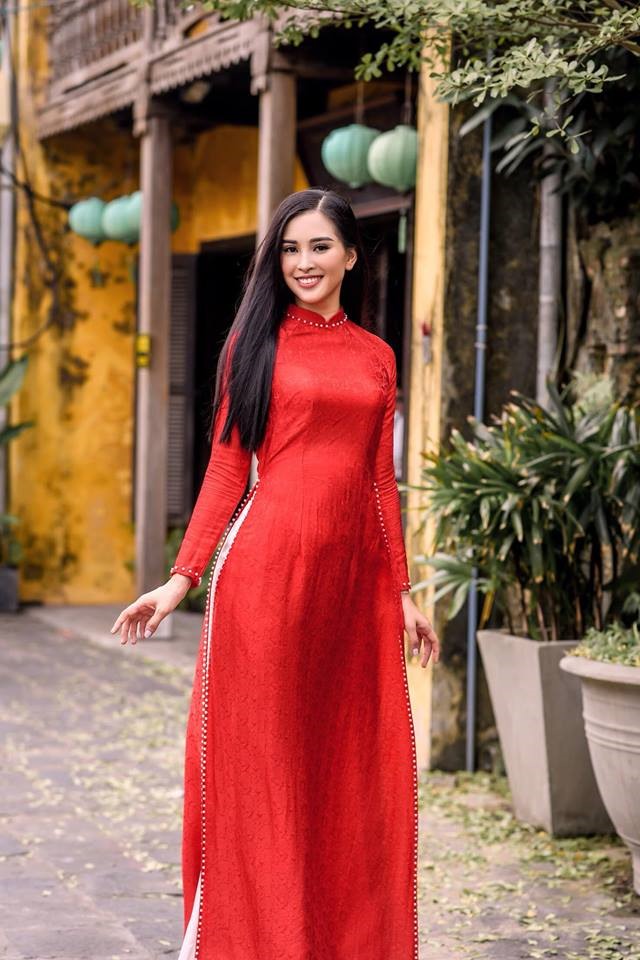 Trần Tiểu Vy sinh năm 2000 chính thức được gọi tên cho chiếc vương miện cao quý nhất Hoa hậu Việt Nam 2018. Ảnh: Ngọc Hân.