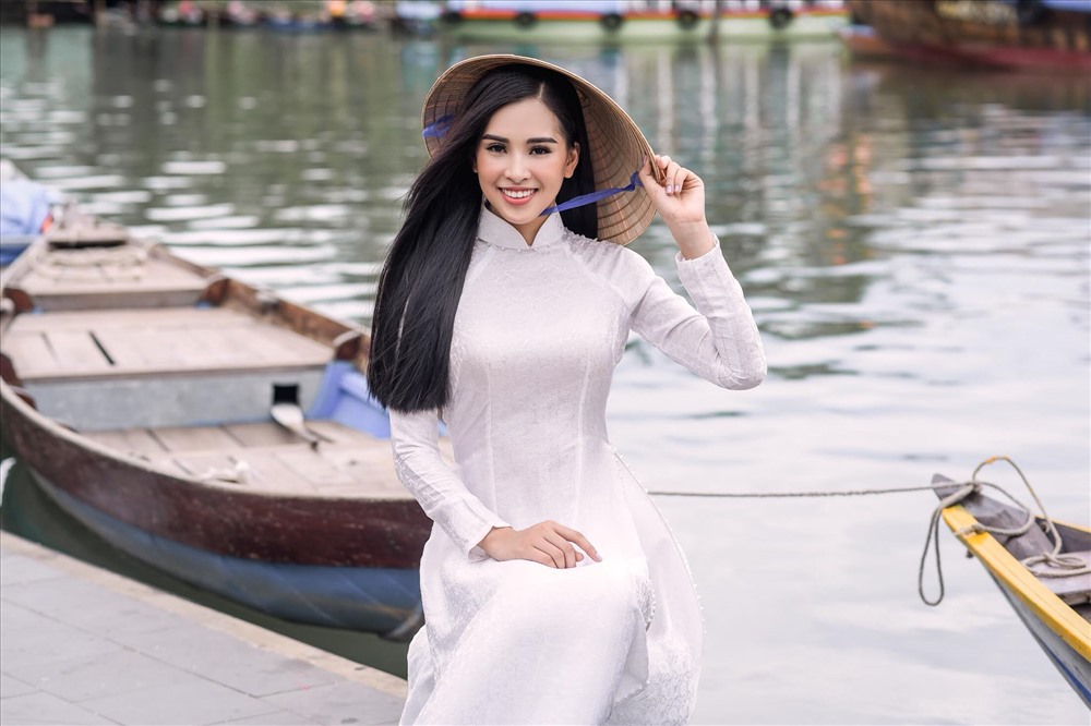  Mới đây, Hoa hậu Ngọc Hân đã đăng tải loạt ảnh tân Hoa hậu Việt Nam Tiểu Vy diện áo dài do chính Ngọc Hân thiết kế trong một chuyến thăm Hội An - quê hương của Tiểu Vy. Ảnh: Ngọc Hân. 