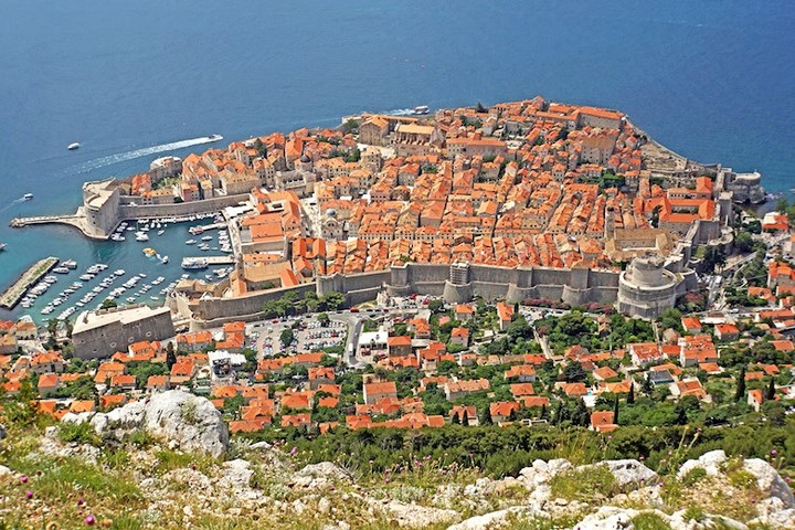 Thành cổ Dubrovnik với biệt danh “Hòn ngọc Adriatic”, nằm bên bờ Địa Trung Hải.