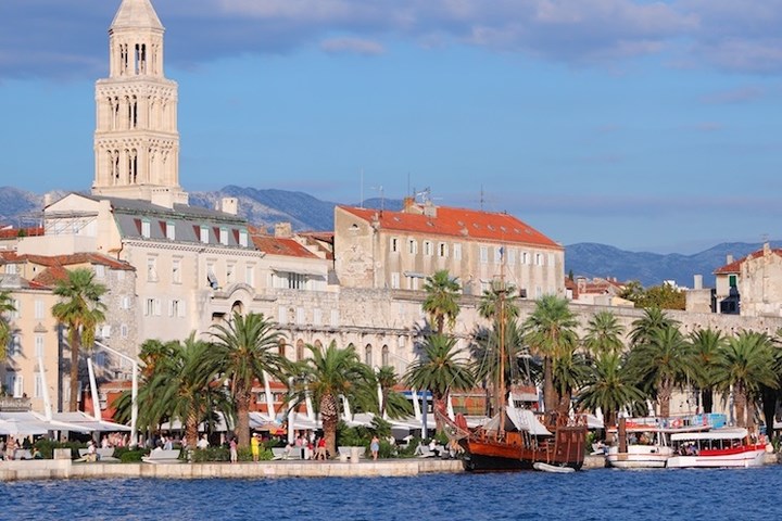 Split, thành phố lớn thứ 2 của Croatia. Thành phố này có từ thời Đế chế La Mã, được xây dựng từ năm 298-305 sau Công nguyên.