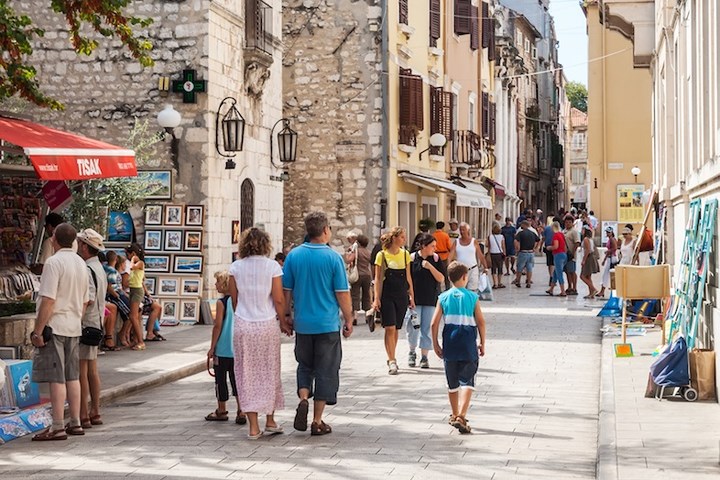 Thành phố Zadar 3.000 năm tuổi nằm bên một biển xinh đẹp có lịch sử giàu có. Nơi đây có các phế tích thời La Mã, kiến trúc trung cổ và vô số nhà thờ xưa.