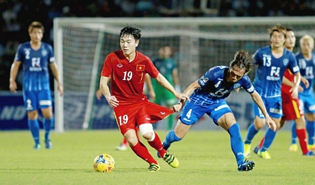 Lương Xuân Trường (Việt Nam) vượt qua hậu vệ Avispa Fukuoka (Nhật Bản) trong trận tập huấn trên sân Cần Thơ 2016.
