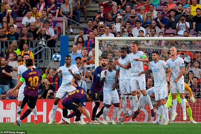 Messi ghi bàn tuyệt đẹp, mở tỷ số cho Barcelona.