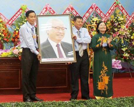Bà Nguyễn Hồng Lý- Phó Chủ tịch BCH Trung ương Hội ND Việt Nam trao tặng đại hội bức ảnh cố Thủ tướng Chính phủ Võ Văn Kiệt.
