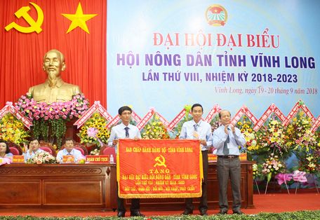 Phó Bí thư Thường trực Tỉnh ủy- Trương Văn Sáu trao tặng bức trướng chúc mừng đại hội.