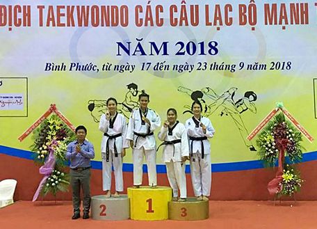 VĐV Đinh Thị Mỹ Linh giành HCV hạng cân trên 73kg.