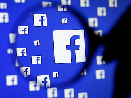Facebook đối phó với nạn tin giả có thể tác động tới bầu cử. (Nguồn: Euronews)