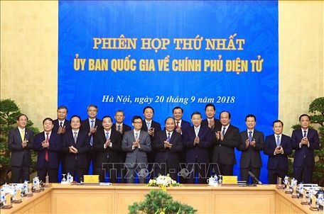 Thủ tướng Nguyễn Xuân Phúc, Chủ tịch Uỷ ban quốc gia về Chính phủ điện tử và các thành viên Uỷ ban quốc gia về Chính phủ điện tử. Ảnh: Thống Nhất/TTXVN