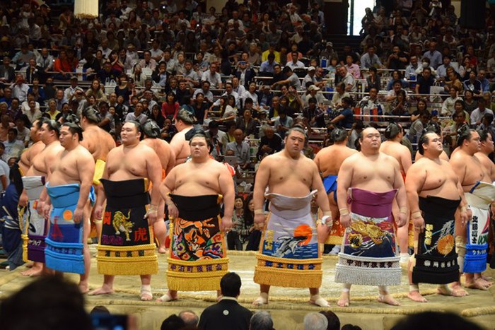 Các võ sĩ sumo hàng đầu ra mắt người hâm mộ trước khi bước vào giải đấu. (Nguồn: Nguyễn Tuyến/TTXVN)
