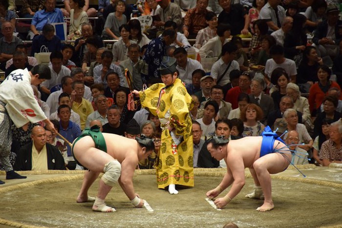 Hai võ sĩ sumo trong tư thế sẵn sàng chiến đấu. (Nguồn: Nguyễn Tuyến/TTXVN)