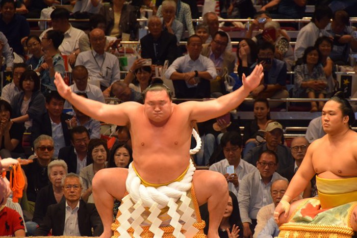 Một võ sĩ sumo thực hiện nghi lễ truyền thống. (Nguồn: Nguyễn Tuyến/TTXVN)