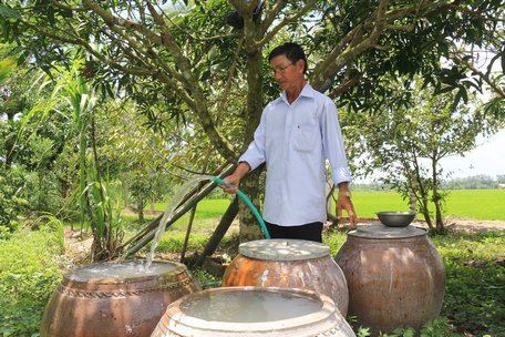  Tranh thủ lúc nước lớn, chú Trần Minh Tâm (ngụ tổ 2) bơm nước để sử dụng.