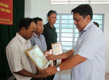 Ông Nguyễn Văn Liệt- Giám đốc Sở Giao thông vận tải tỉnh, Phó trưởng Ban ATGT tỉnh tặng giấy khen cho các tập thể xuất sắc.