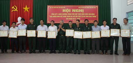 Ông Võ Văn Lùng- Phó Chủ tịch Hội Cựu chiến binh tỉnh trao giấy khen cho các cá nhân xuất sắc.
