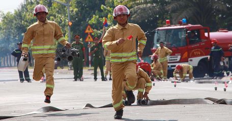 Ở nội dung thứ hai, các đội phải sử dụng máy bơm chữa cháy.
