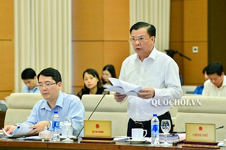  Bộ trưởng Tài chính Đinh Tiến Dũng trình đề xuất điều chỉnh thuế môi trường với xăng, dầu trước UB Thường vụ Quốc hội (ảnh: Quochoi.vn)
