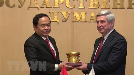 Chủ tịch Ủy ban Trung ương Mặt trận Tổ quốc Việt Nam Trần Thanh Mẫn (bên trái) tặng quà lưu niệm cho Phó Chủ tịch Duma Quốc gia Nga Ivan Melnikov. (Ảnh: Dương Trí/TTXVN)