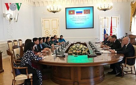 Phó Chủ tịch nước Đặng Thị Ngọc Thịnh gặp Thống đốc Sankt-Peterburg Georgy Poltavchenko.