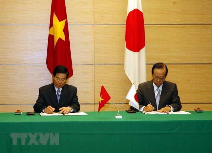 Chủ tịch nước Nguyễn Minh Triết và Thủ tướng Nhật Bản Fukada ký Tuyên bố chung Việt Nam-Nhật Bản, ngày 27/11/2007, tại Phủ Thủ tướng. (Ảnh: Nguyễn Khang/TTXVN)