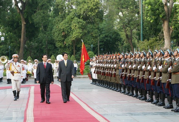 Thủ tướng Nguyễn Tấn Dũng và Thủ tướng Nhật Bản duyệt đội danh dự Quân đội Nhân dân Việt Nam, tháng 11/2006. (Ảnh: Đức Tám/TTXVN)