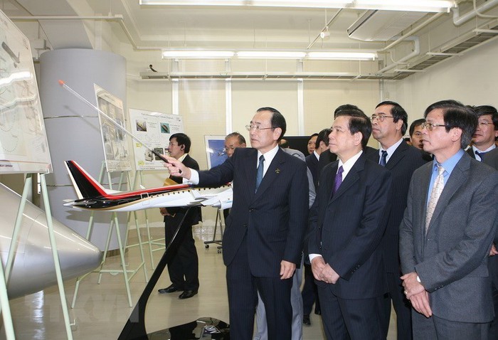 Chủ tịch nước Nguyễn Minh Triết thăm Nhà máy sản xuất máy bay dân dụng của Tập đoàn Mitsubishi ở tỉnh Aichi (Nhật Bản), ngày 15/11/2010. (Ảnh: Nguyễn Khang/TTXVN)