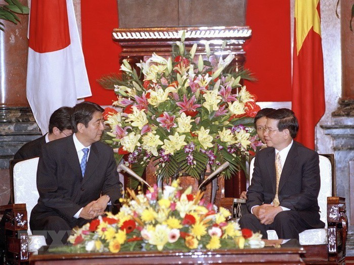 Chủ tịch nước Nguyễn Minh Triết tiếp Thủ tướng Nhật Bản Shinzo Abe, ngày 20/11/2006, tại Phủ Chủ tịch. (Ảnh: Nhan Sáng/TTXVN)