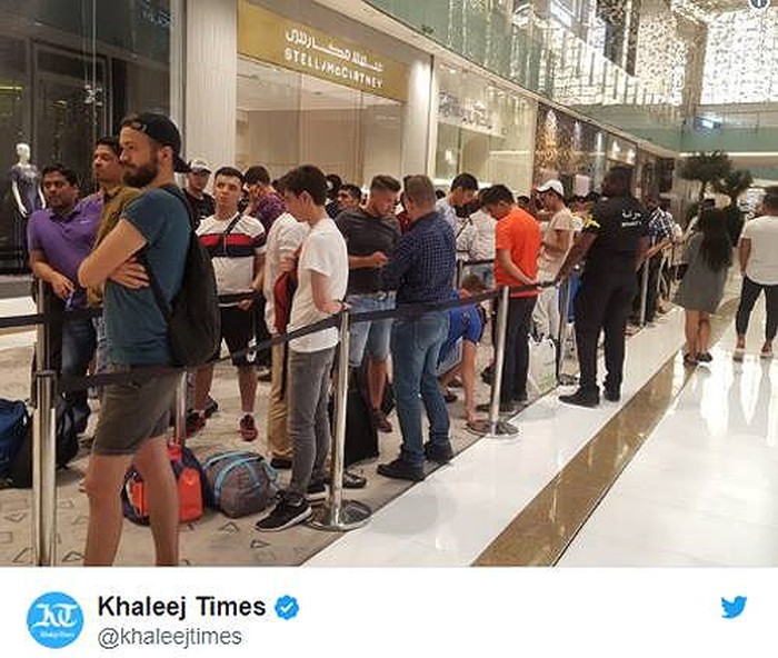 Tại thành phố giàu có Dubai, cũng có những hàng dài người chờ mua iPhone mới.