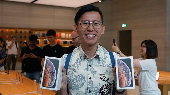 Daniel Lim, 23 tuổi, là người đầu tiên nhận được hai chiếc iPhone XS Max 512GB tại Apple Store Singapore.