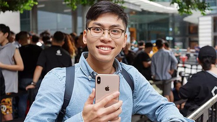Phạm Minh Tuấn, 25 tuổi, bay từ Việt Nam sang Singapore để mua iPhone XS Max. Anh xếp hàng cùng 5 người bạn từ sáng sớm hôm qua.