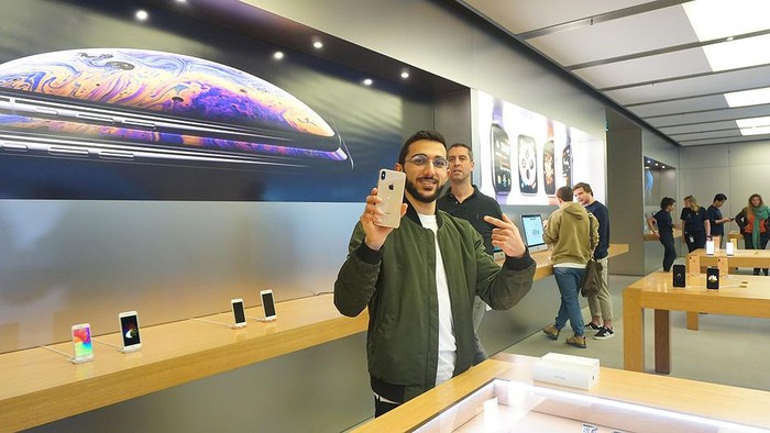 Mazen Kourouche quay trở lại cửa hàng Apple Sydney để mở hộp iPhone mới của mình.
