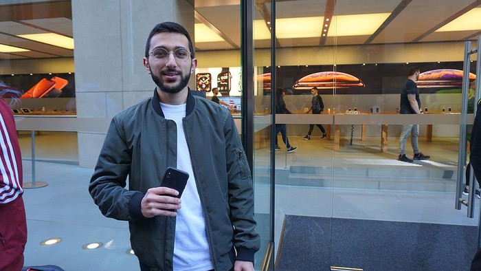  Mazen Kourouche, 21 tuổi, khách hàng thường xuyên của cửa hàng Apple ở Sydney. Anh đang chờ để cầm trong tay chiếc iPhone XS và Apple Watch Series 4 mới. Anh cũng có kế hoạch mua một chiếc iPhone XR khi nó được bán.