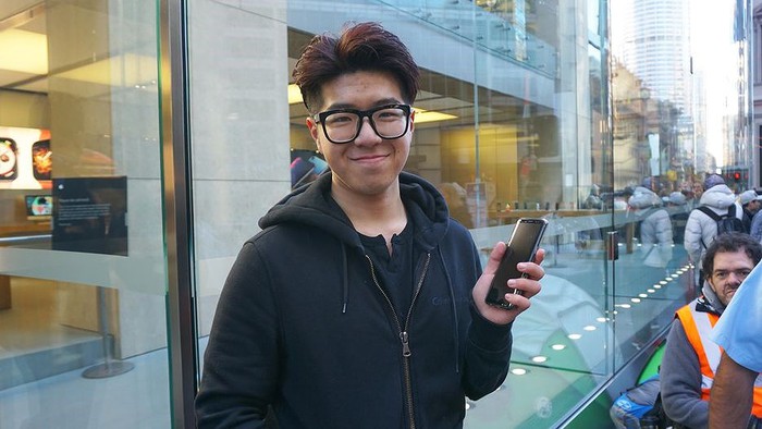 Teddy Lee, một sinh viên quản lý nhà hàng 20 tuổi đến từ Hàn Quốc, lần đầu tiên xếp hàng mua iPhone XS tại Sydney.