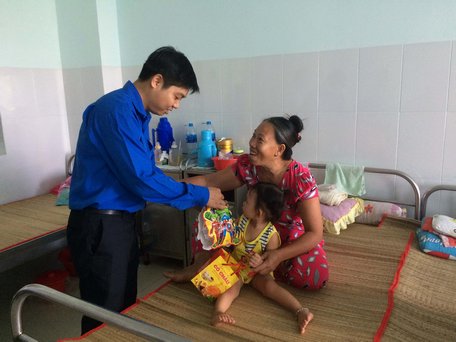 Anh Mai Thanh Hồ- Bí thư Đoàn Khối Các cơ quan tỉnh tặng quà cho trẻ 