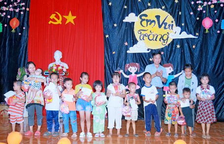 Tặng quà trung thu cho trẻ em ở Tam Bình.