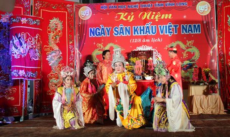 Nghệ nhân ưu tú Vũ Linh Tâm- Phân hội trưởng Phân hội Sân khấu tỉnh Vĩnh Long trong phần lễ.