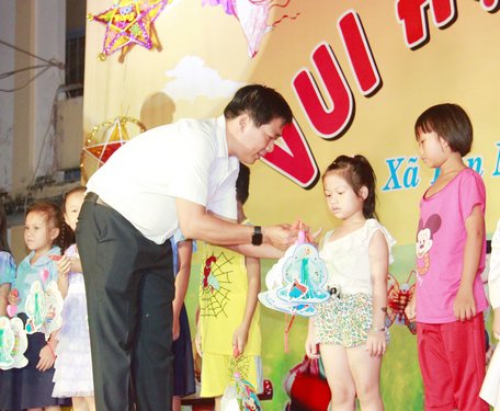 Ông Nguyễn Trung Kiên- Chủ tịch UBND TP Vĩnh Long trao quà cho thiếu nhi xã Tân Ngãi.