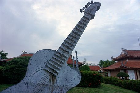 Nơi duy nhất Việt Nam có vườn tượng là những loại nhạc cụ lớn nhất. Ảnh: Nhật Hồ.