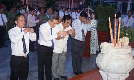 Lãnh đạo tỉnh Bạc Liêu thắp hương tại khu mộ nhạc sĩ Cao Văn Lầu nhân kỷ niệm 99 năm ra đời bản ”Dạ cổ hoài lang”. Ảnh: Nhật Hồ.