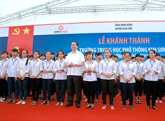 Chủ tịch nước Trần Đại Quang chụp ảnh lưu niệm với các em học sinh Trường THPT Kim Sơn B