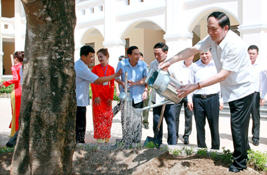 Người học trò cũ của Trường THPT Kim Sơn B trồng cây lưu niệm